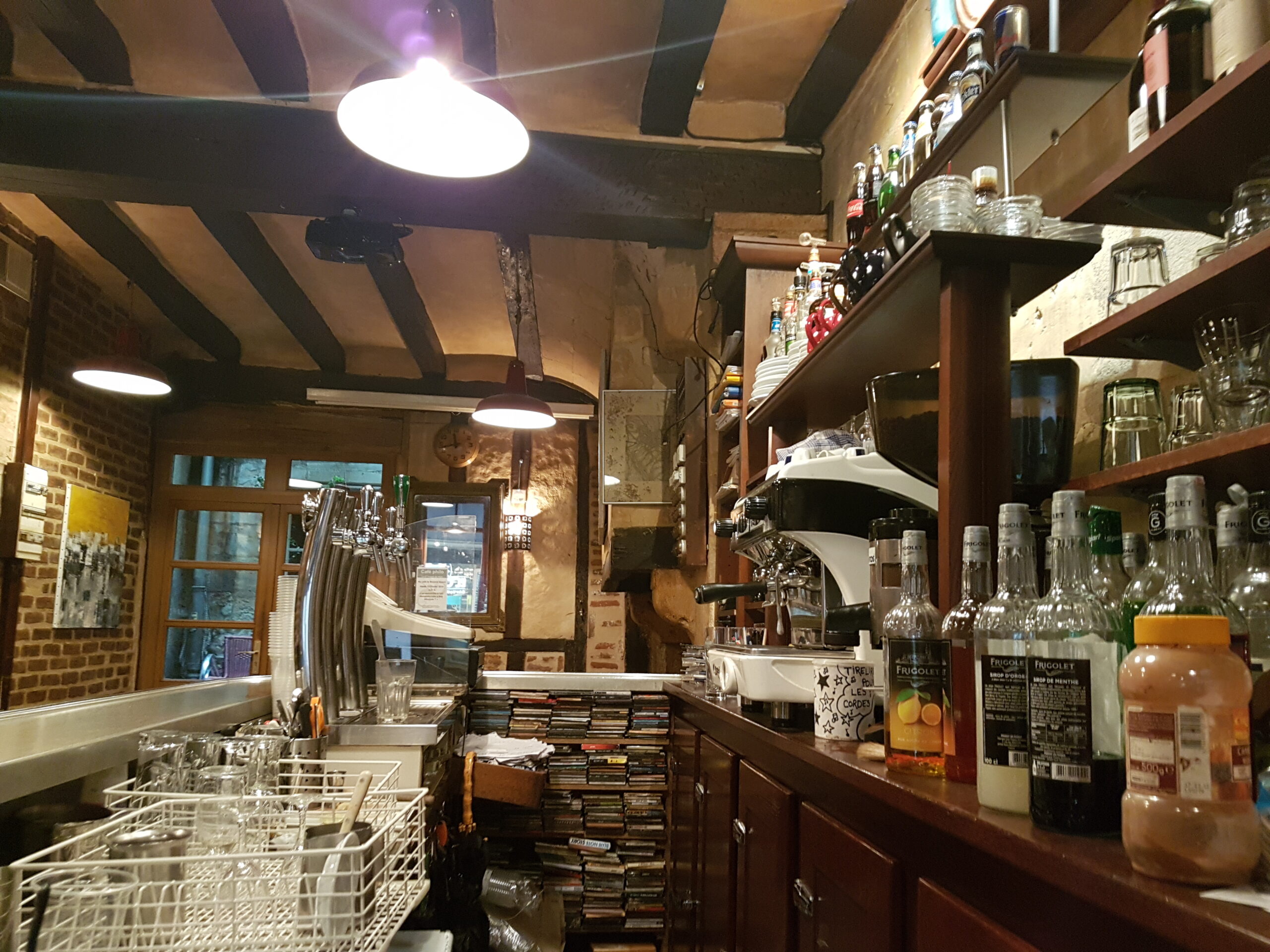 Photo intérieur d'un bar avant travaux