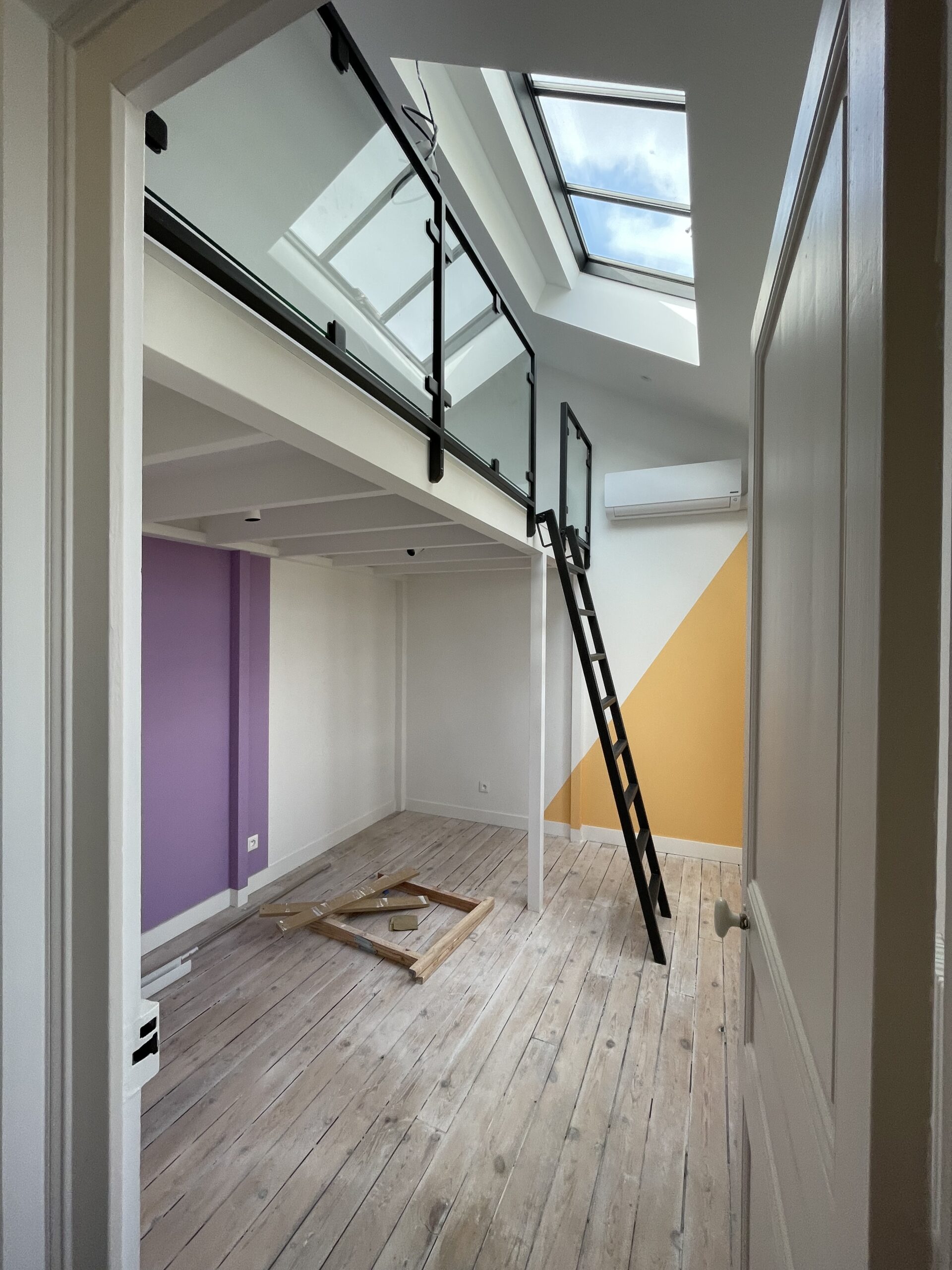 Photo intérieur chambre n°02 entièrement réhabilitée avec création d'une mezzanine et d'une verrière de toit